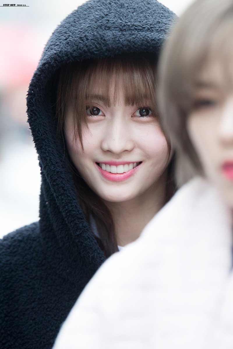 Stepout1109's tweet photo. 170305 #트와이스 #모모 #TWICE #MOMO 인기가요 퇴근길 @stepout_dance @JYPETWICE 

There she goes in front of me
Take my life and set me free again https://t.co/u1Xo8Vr6pi