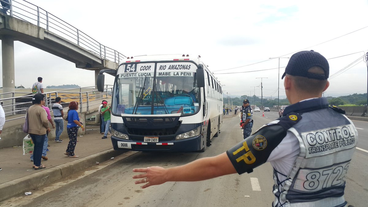 CTEcuador's tweet photo. La unidad de transporte público en campaña de concientización a conductores en la vía Perímetral. https://t.co/IZqsfjdTEQ