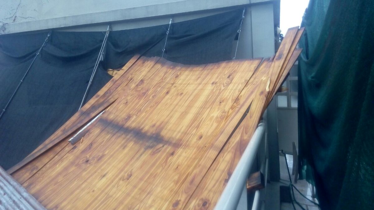 Yassi7070's tweet photo. Voló el techo de una casa en espinosa 1400 caba. Esperando a #defensacivil #tormenta @todonoticias https://t.co/OuJi9bpXGO