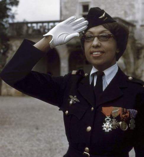 ViviMAMs31's tweet photo. En cette journée de la femme, on peut être fière de Joséphine Baker, prise ici en 1961, après la remise de sa légion d'honneur au château https://t.co/ihq8MaydFG