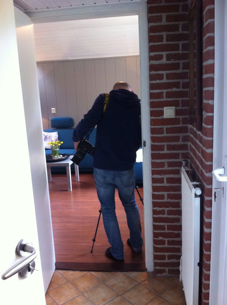 verkoopstyling_'s tweet photo. Altijd leuk #woningfotograaf in actie! #woningfotografie leuke #klus samen met beste #styling #verkoopstyling loont https://t.co/uLNuC0Dyuk