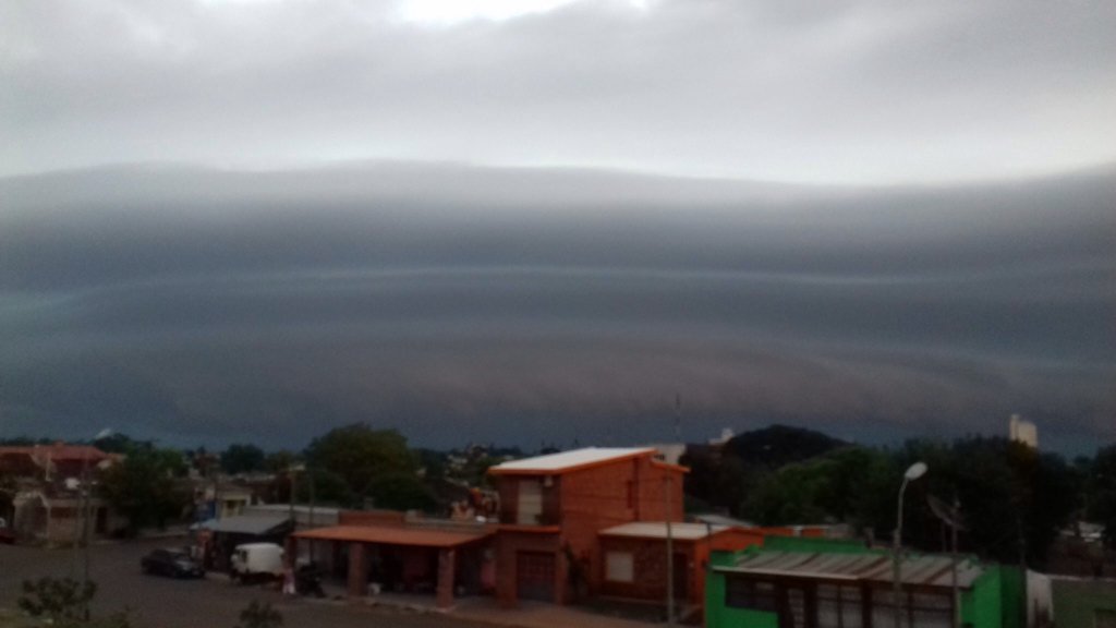 metsul's tweet photo. TEMPO | Linha de temporais no Uruguai chegou ao Chuí e se aproxima do restante da fronteira. Veja fotos do Uruguai. https://t.co/zNHWujoZvz