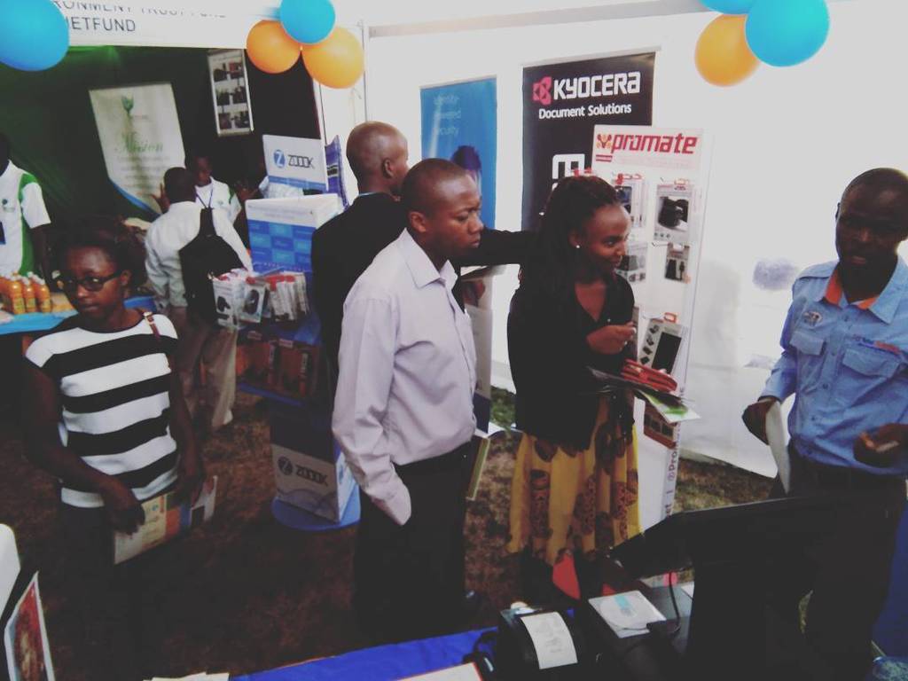TeamKuvuki's tweet photo. Day 2 manenos.  Look at the curiosity on their faces #nairobiinnovationweek #NIW2017 https://t.co/MKcb28w7dT https://t.co/gYxIXWfKDC