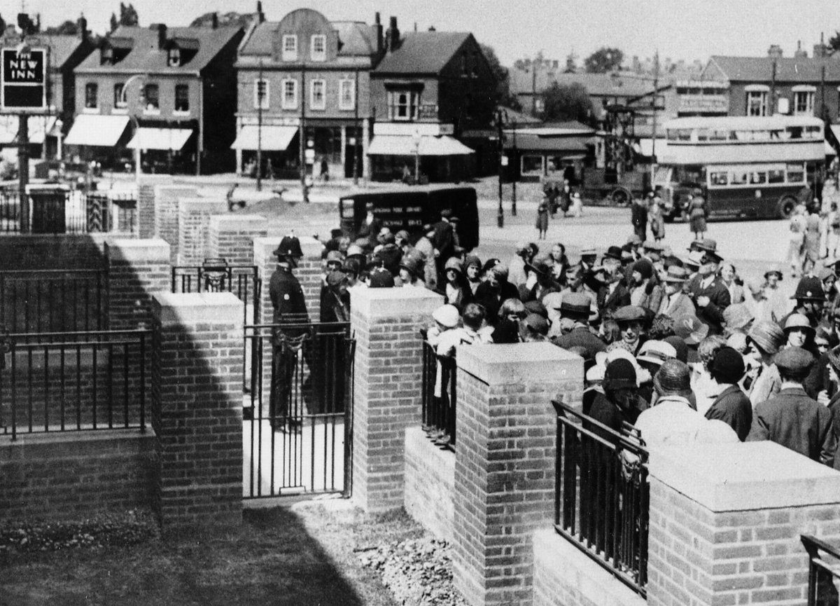 Amazing picture of crowd eagerly waiting for Acocks Green Library to open back in 1932! #ThrowbackThursday #Solihull