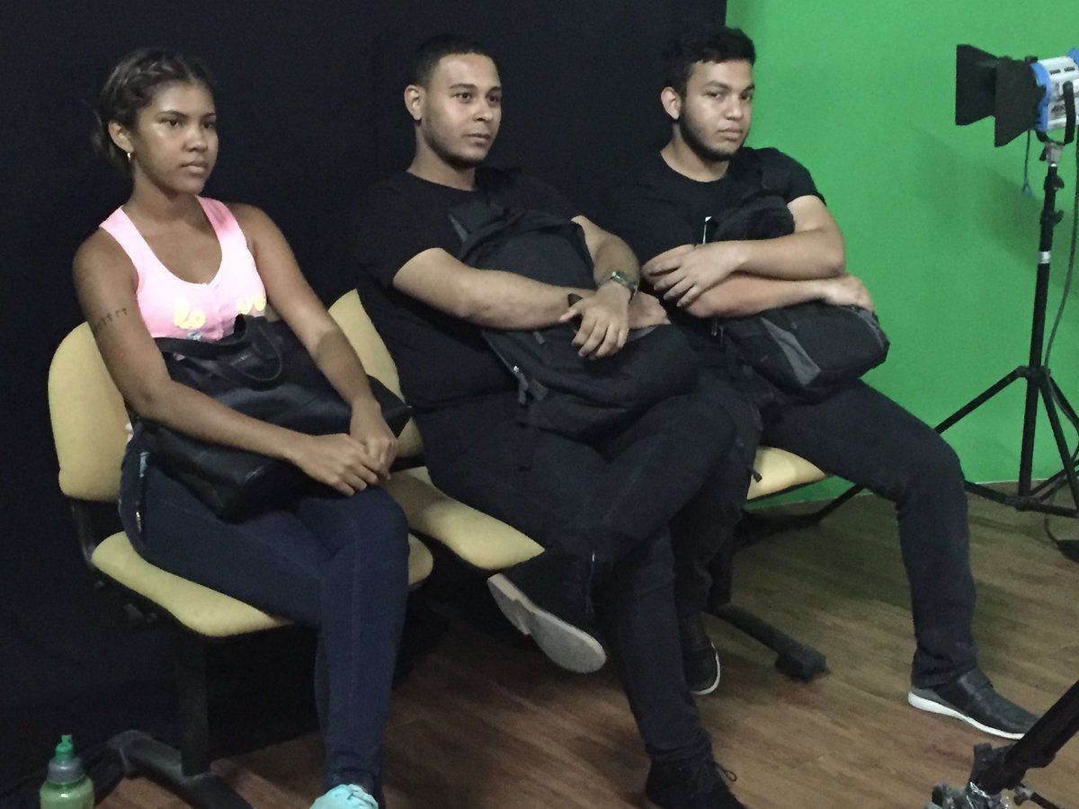 Hoy inicia un nuevo grupo de estudiantes de comunicación social en el grupo cultural Botón Rojo, desde donde los jóvenes aprenderán de MC