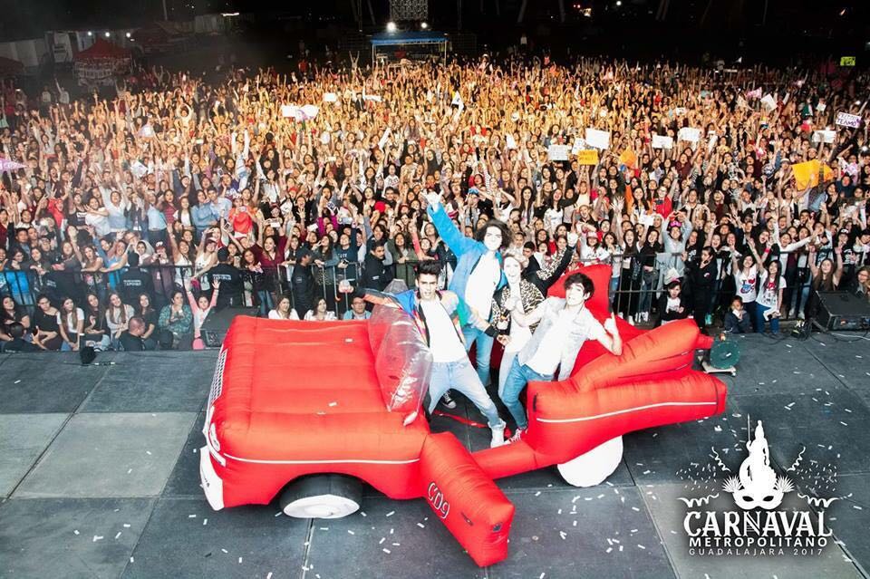 CodersLGDLOffic's tweet image. ¡LA SELFIE NO FALTO CON NUESTROS CHICOS @CD9 EL 26/02/17 EN EL #REVOLUTIONTOUR EN #CarnavalMetropolitano! 🙌😭😍💕