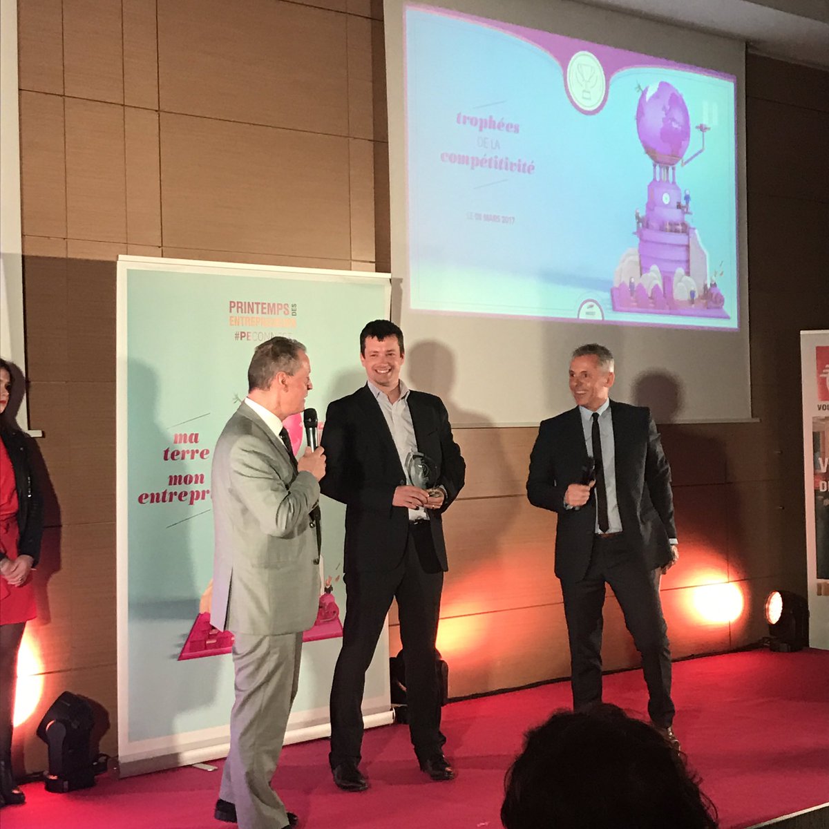 #trophée de l'innovation #serviceclient parrainé par <a href="/GroupamaRaa/">Groupama RAA</a> est remis à <a href="/squadrone_sys/">Squadrone System</a> <a href="/anlevel/">Antoine Level</a> #PEConnect