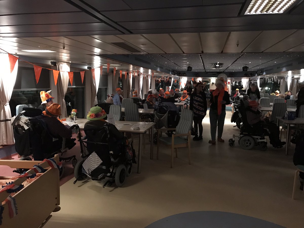 johankrul's tweet photo. Middag en avond mee met bootreis met bewoners van De Flecke en buurtzorg. Wat mooi! @Patyna_ https://t.co/HmAZb4xSbS