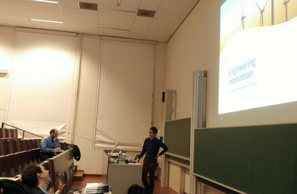 MarMartinezDiaz's tweet photo. Jozef Doms, #SmartCities alumni working at Tractebel ENGIE Group, about the #InnoEnergyEU value to get on job market. #KULeuven Open Session https://t.co/M6b4bz3h07