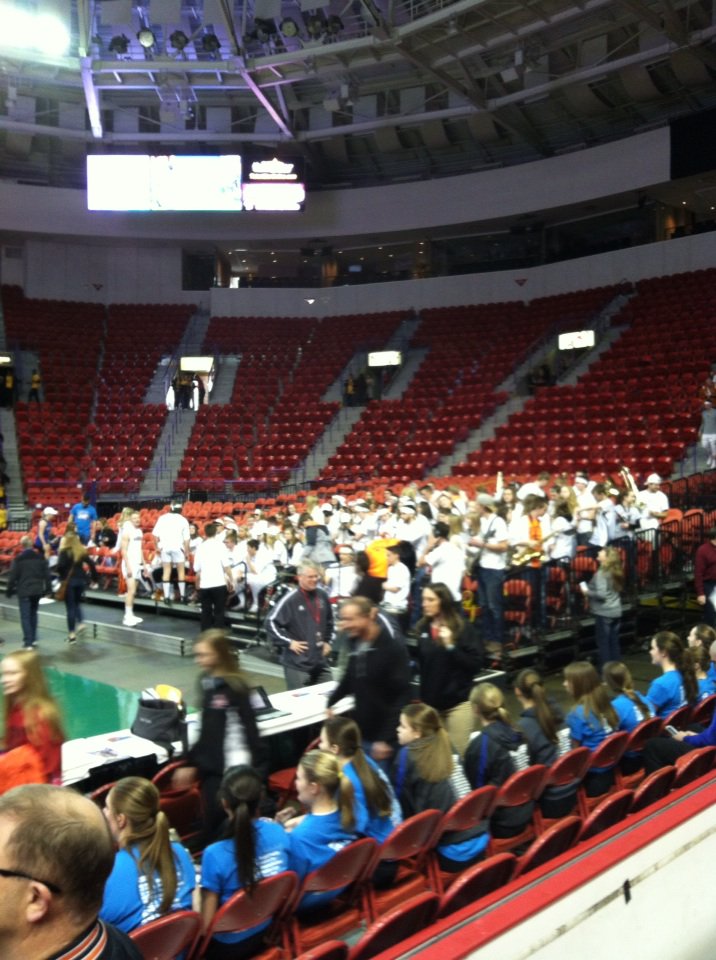 MaryRandall18's tweet photo. Rock it up Bloomer band at the Resch!#music#hawkitup! https://t.co/2TfmfMrwWb