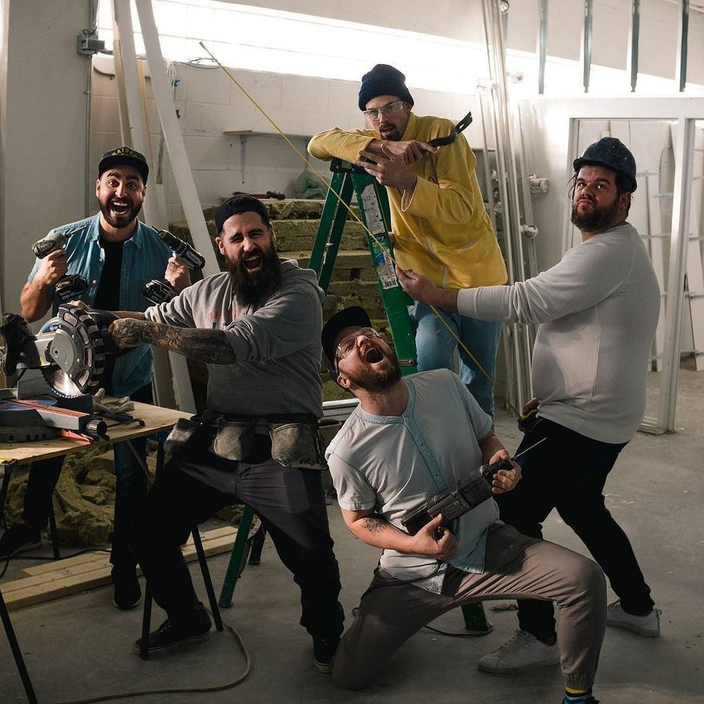 New office in the making! On échange nos souris Mac et nos kodaks pour des grosses drills, des scies à métal et des…