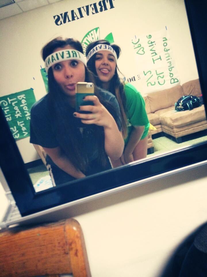 zoelolita1's tweet photo. Happy birthday to my fav cheerleader #nt4ever https://t.co/JRlpyqx829