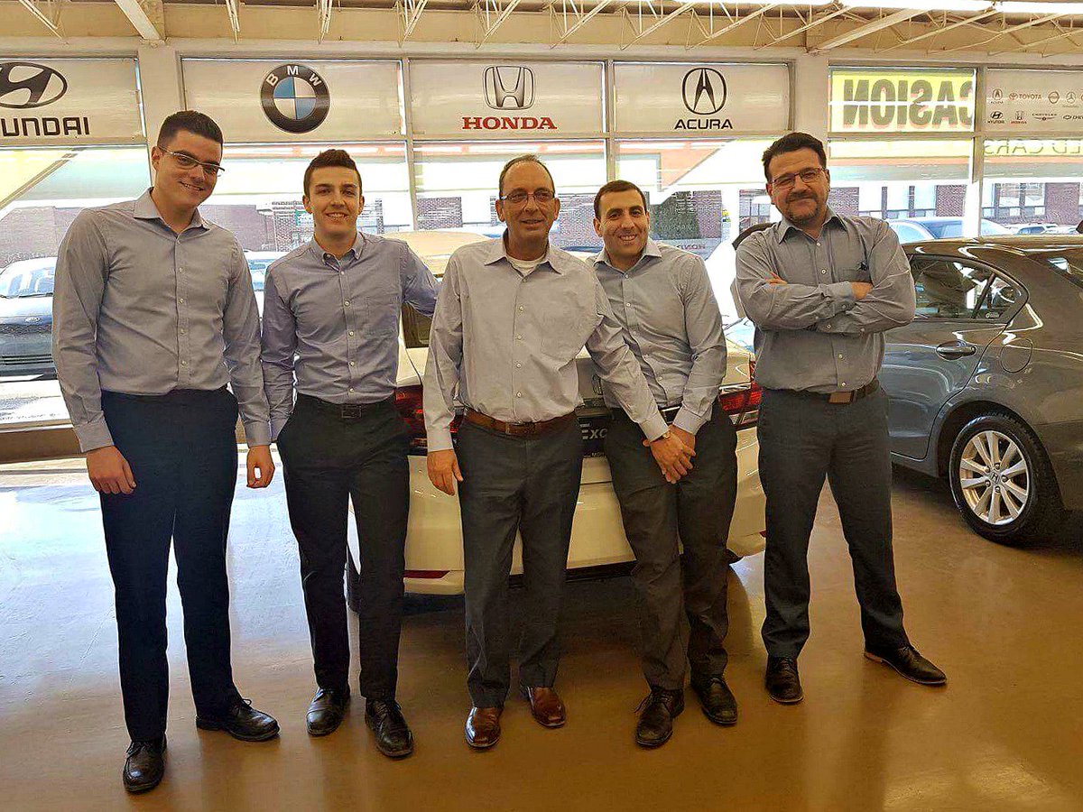 Tous en #bleu ! On dirait que notre équipe de vendeurs de véhicules d'occasion se sont passés le mot ! #officetwinning #blue #shirt #honda