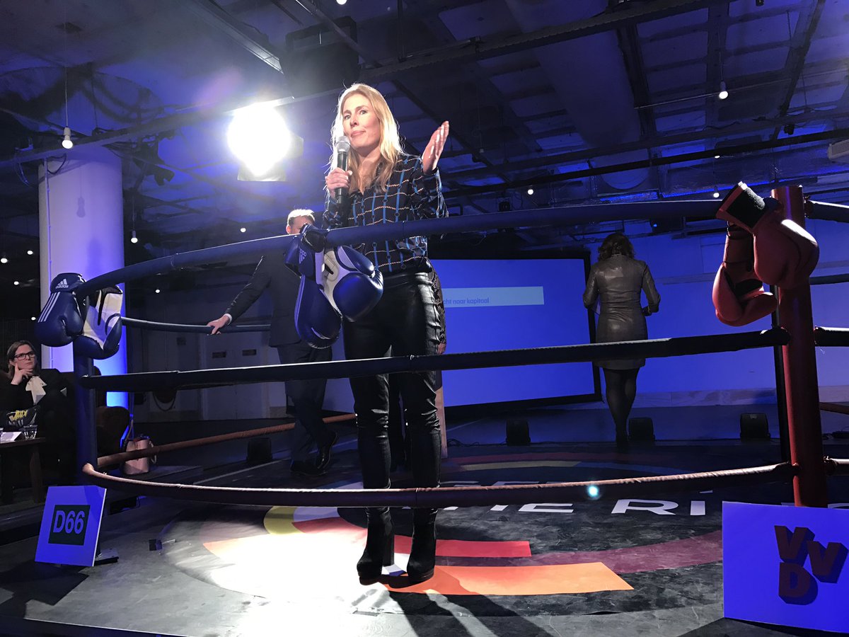 Aan het pitchen voor #startupdebat over hoe de politiek startups kan helpen met  durfkapitaal met <a href="/StartupDelta/">TLSUD</a> <a href="/thenextcloset/">The Next Closet</a>