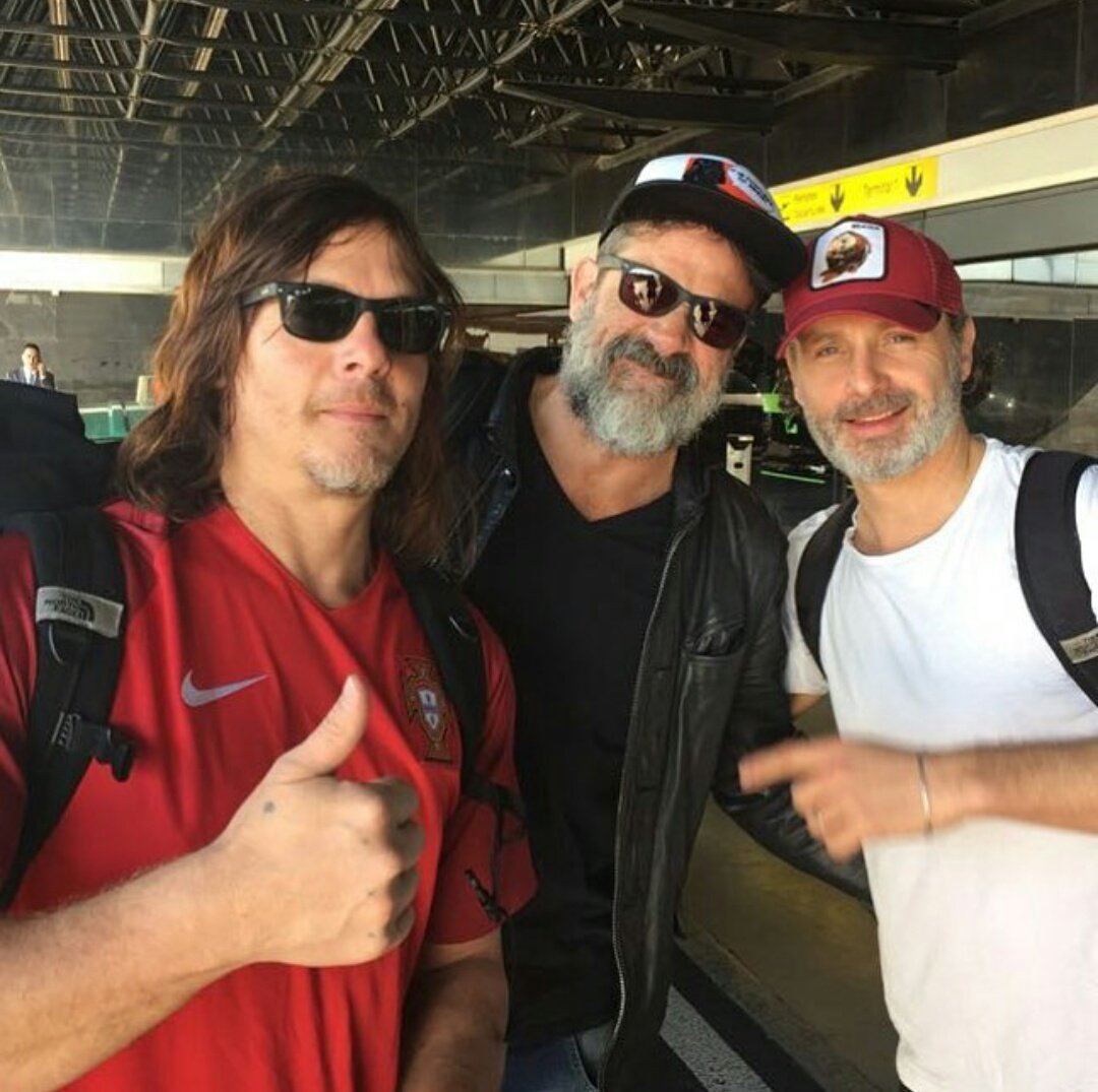 TWDfrenchzone's tweet photo. Andrew, Jeffrey et Norman qui porte le maillot du Portugal à l'aéroport de Lisbonne #TWDEuroTourLisboa #TWD https://t.co/CvPyECy2Uf