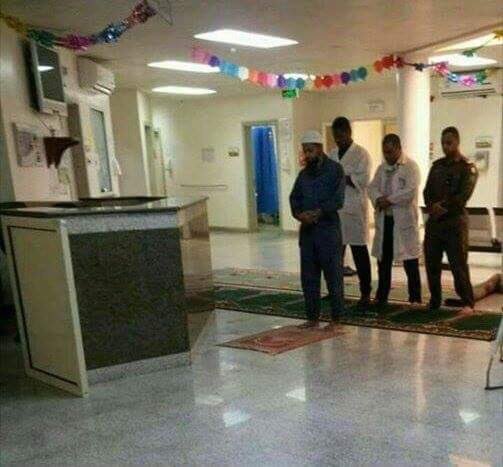 لا فرق بينهم إلا بالتقوى... صورة من احد المستشفيات الإمام عامل نظافة والمأموم طبيبين وضابط 
يا له من دين..