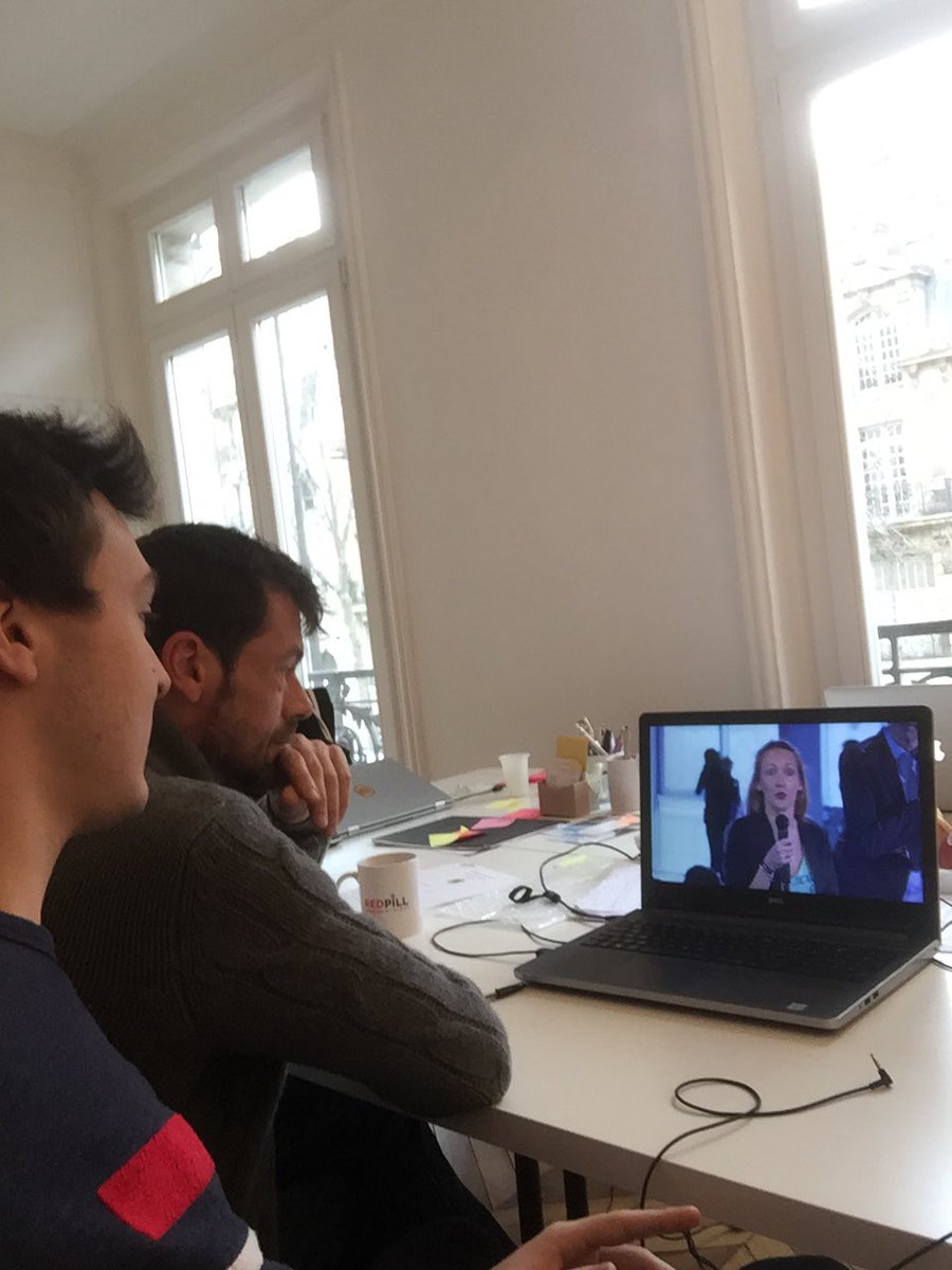 SebiBlanc's tweet photo. On follow notre femme digitale préférée en direct de la RedHouse #BeeBoss #Startupstudio #JFD17 @Sergine_Dupuy https://t.co/hEmcBltcXV