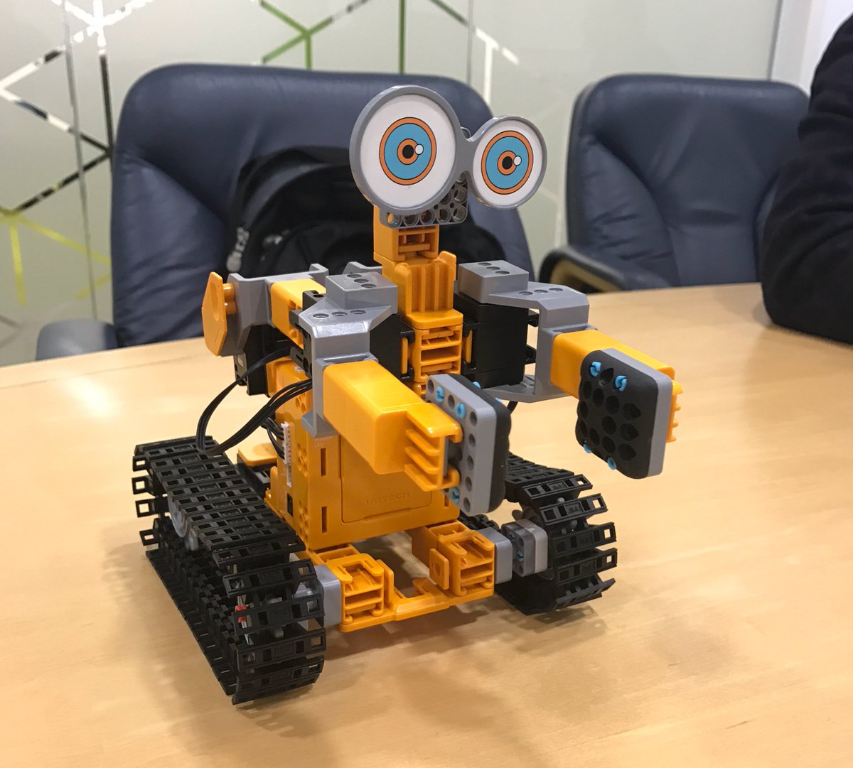 Andrew_Miles_'s tweet photo. Some meetings are more exciting than others. Met Tankbot today. #Jimu #Tankbot @UBTECHRobotics #robots #robotics https://t.co/p0ijPmAQMx