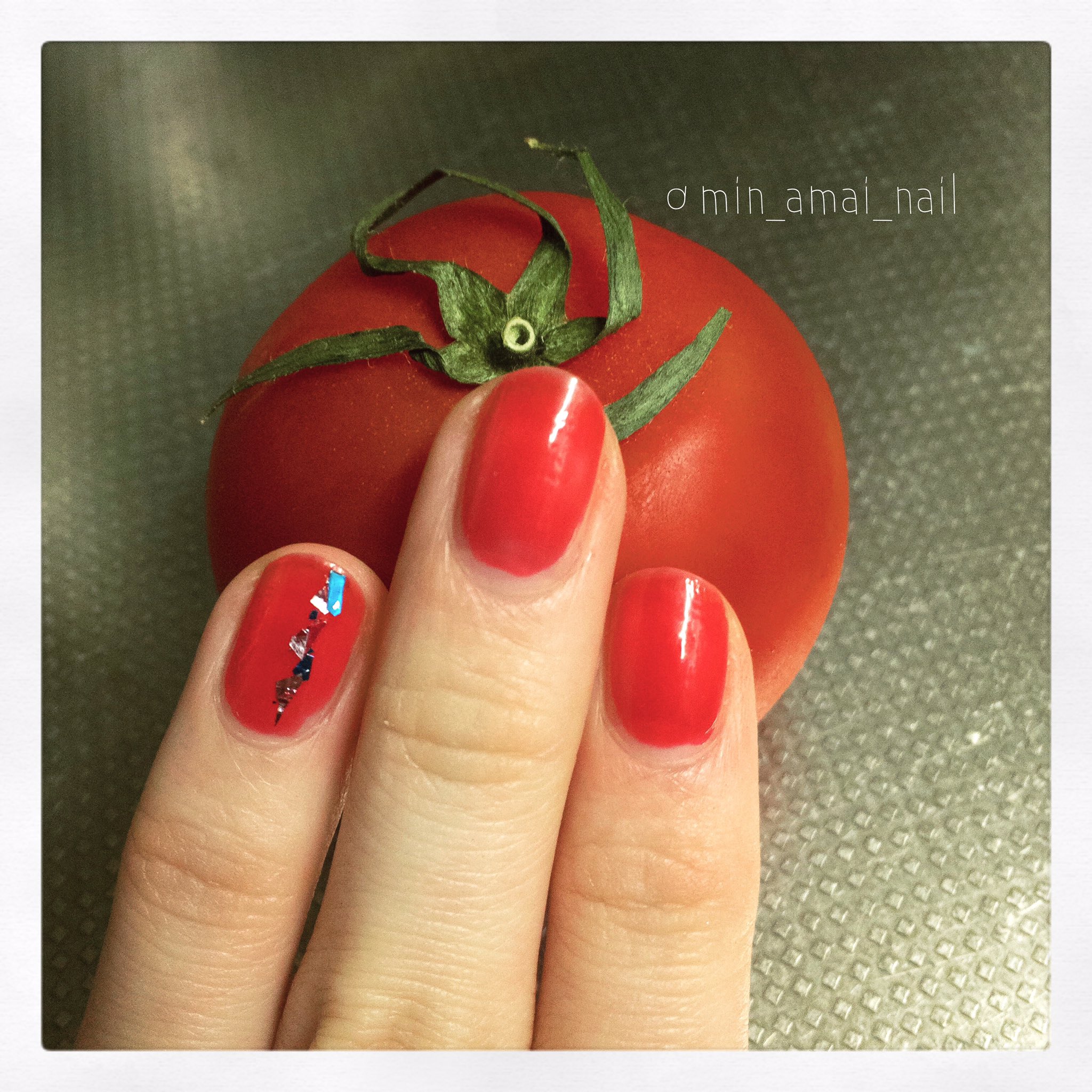 みん Pe Twitter 今の爪 トマトみたいな色だなーと思ってたら夕ご飯にトマト出てきた トニモリティントネイルのレッド1度塗りに リンメルのスモーキートップした またいつかちゃんとトマトネイル妄想して またやろ あと私最近パーティフレークすぐ塗っちゃうな