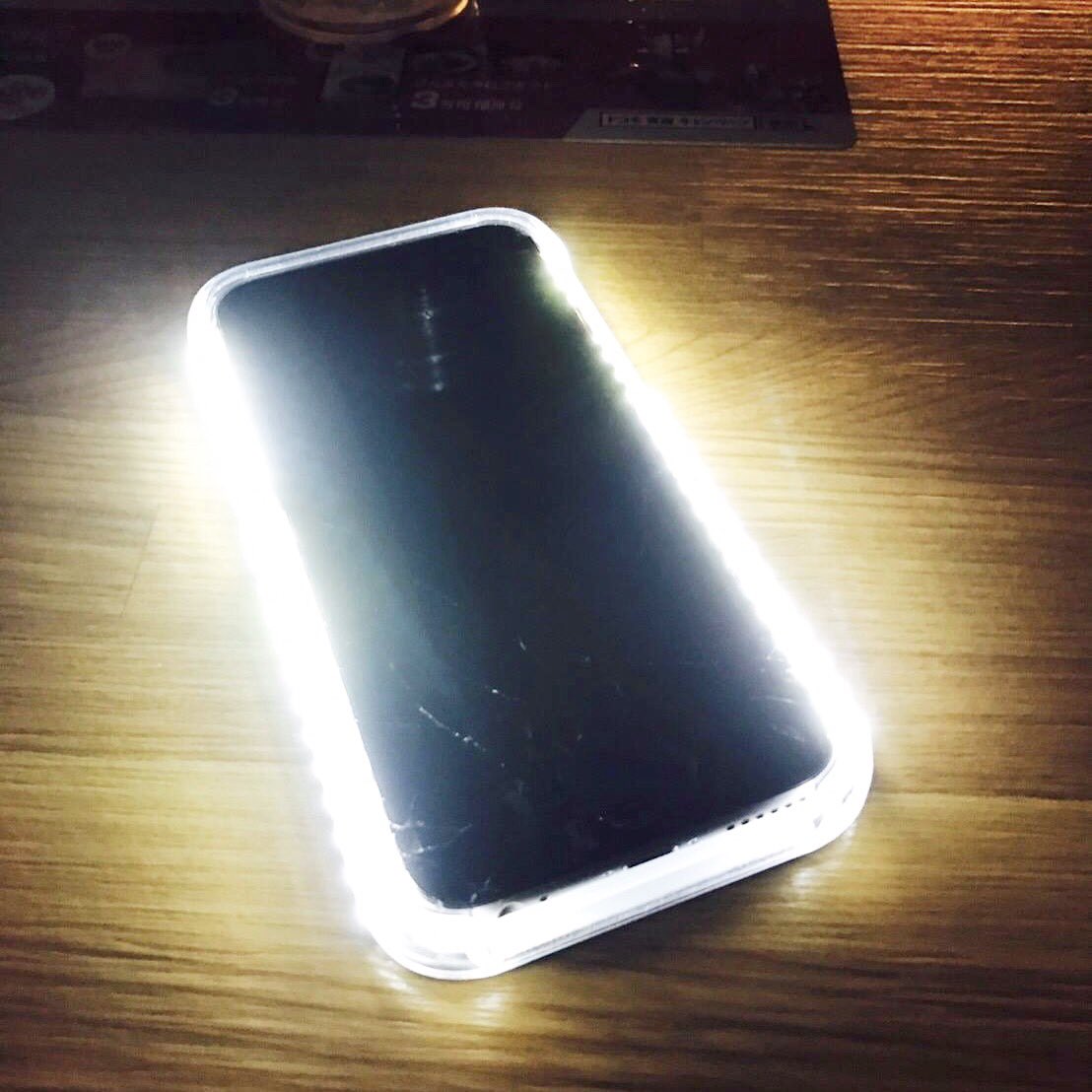 光るiphoneケース