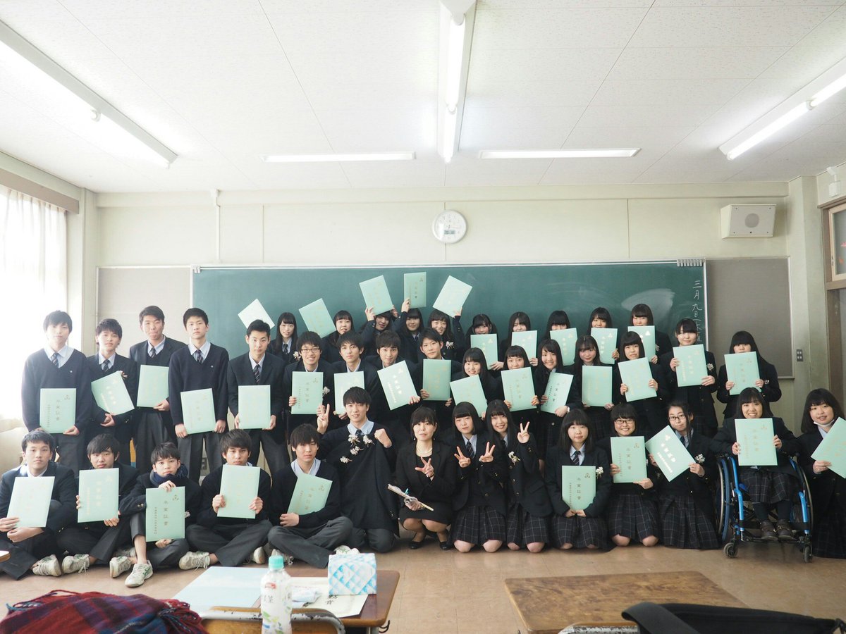 hayo0209's tweet photo. 卒業しました。ありがとうございました！皆さんのおかげです！！りゅーなんじゃなきゃよかったってならないでよかったです！！！バド部もありがと！！！！

サイコーで〜す！！！！！ https://t.co/sfnPaeP1TV