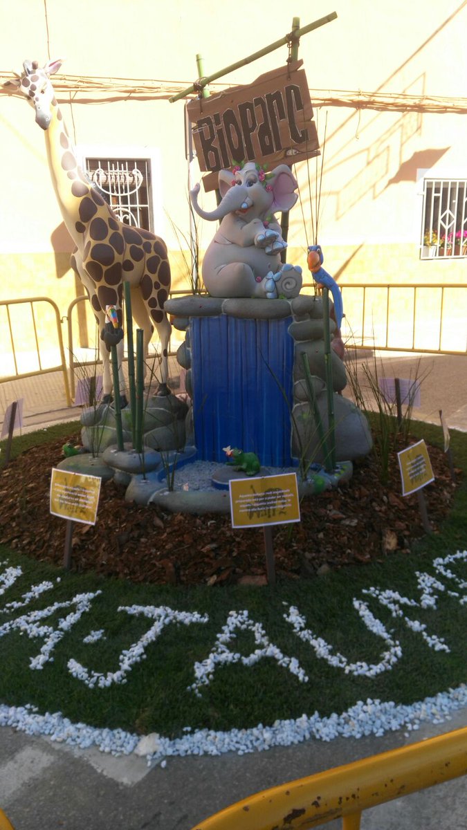 Tracaperafalles's tweet photo. Sabíeu que algunes localitats cremen les #Falles abans de St Josep? A Real de Montroi ja estan en plenes #Falles2017! Ací la @FallaRahal: https://t.co/vQZflHuOSQ