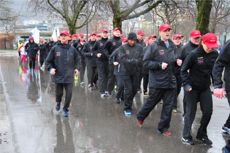 RW89002's tweet photo. A little rain won't stop the spirits of our @LETRforSO #FinalLeg2017 runners! @SOWWG2017 https://t.co/zsoAHjoO7P