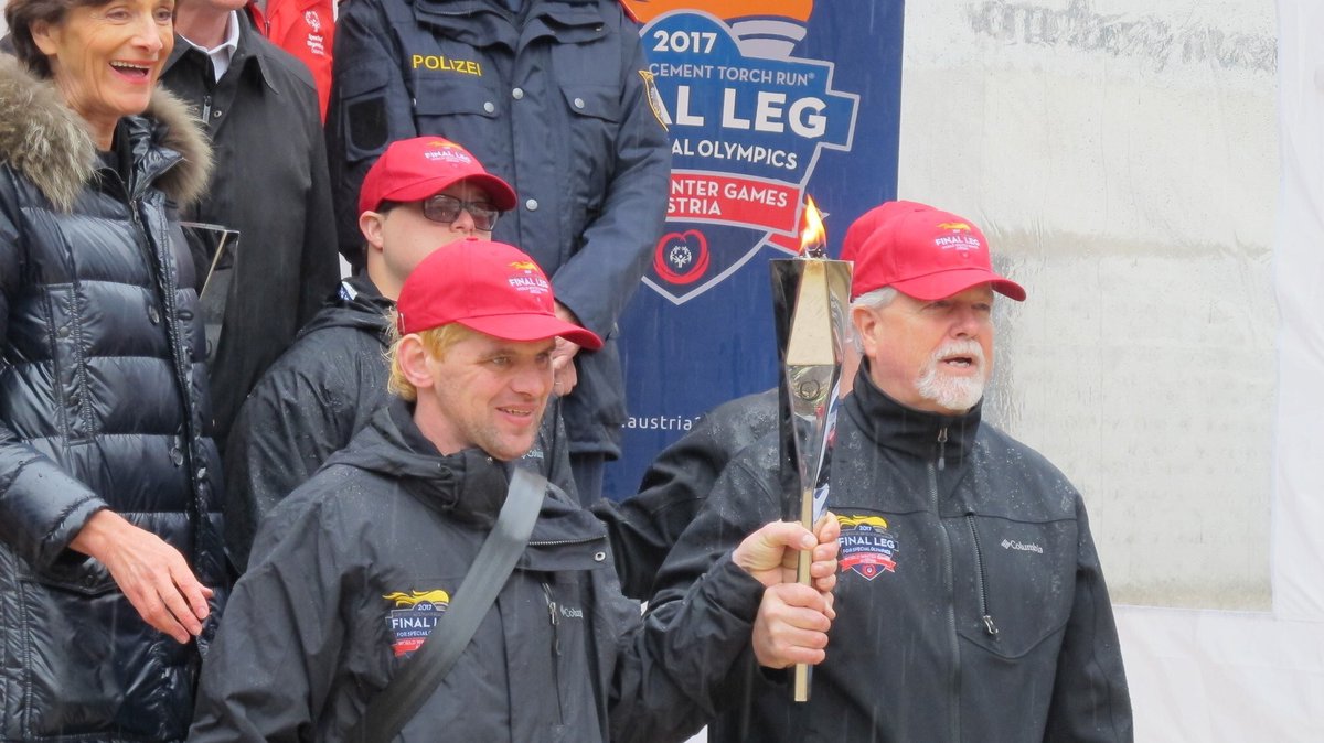 RW89002's tweet photo. A little rain won't stop the spirits of our @LETRforSO #FinalLeg2017 runners! @SOWWG2017 https://t.co/zsoAHjoO7P