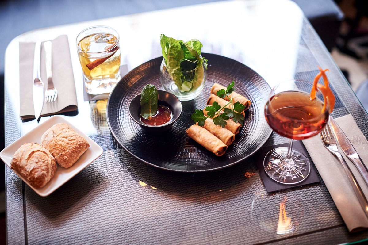 HotelEdouard7's tweet photo. Offrez-vous un moment de plaisir...Venez découvrir l'offre cocktails & tapas de notre Chef Barman Pierrick au #BarE7 ! @HotelEdouard7 https://t.co/C8efinzBL2