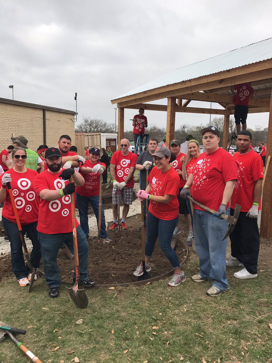 #WeAreTarget #TargetVolunteers #HIHollandElementary #RealSchoolGardens <a href="/jjmartinez01/">Jose Martinez</a> <a href="/S_SmithAP/">Stephen Smith</a> <a href="/cshelm/">Catherine</a>