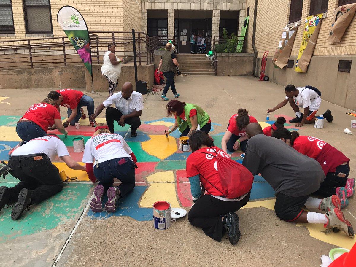 #TargetVolunteers painting a map of the USA for #HIHollandElementary #RealSchoolGardens #WeAreTarget <a href="/jjmartinez01/">Jose Martinez</a>