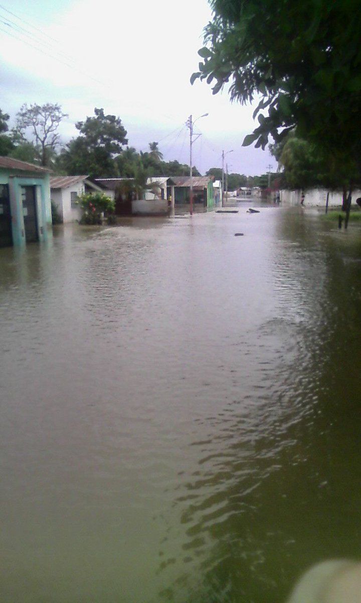 LDanieri's tweet photo. Inundaciones en el municipio Sucre del estado #Zulia #Venezuela https://t.co/0DXgQeP28F