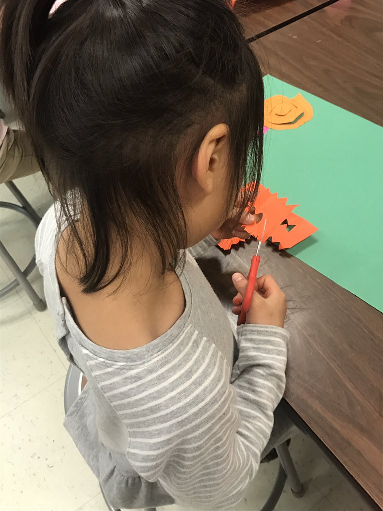 creativity_hive's tweet photo. So happy to be back @SpicewoodPYP with my kiddos this morning making Matisse inspired #collage #postivespace #negativespace #elemartrocks https://t.co/bGibGSpZkt