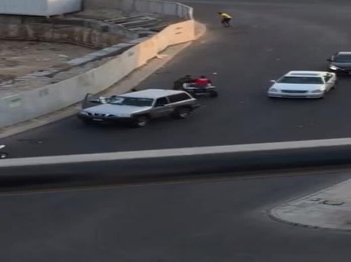 AlainTurk's tweet photo. #Mekke polisi: #Cedda'da güvenlik adama saldırganlardan 5 biseklet sürenlari tutuklanmış ve başka 2 katıldığı saldırda hakkında aranıyor https://t.co/vQwz6dKizz