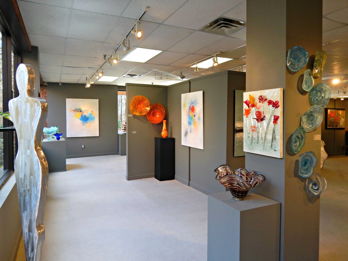 bevsfineart's tweet photo. Gallery Corner #bevsfineart #raleigh #artgallery #abstractart #glassart https://t.co/KIsQ51kq4X