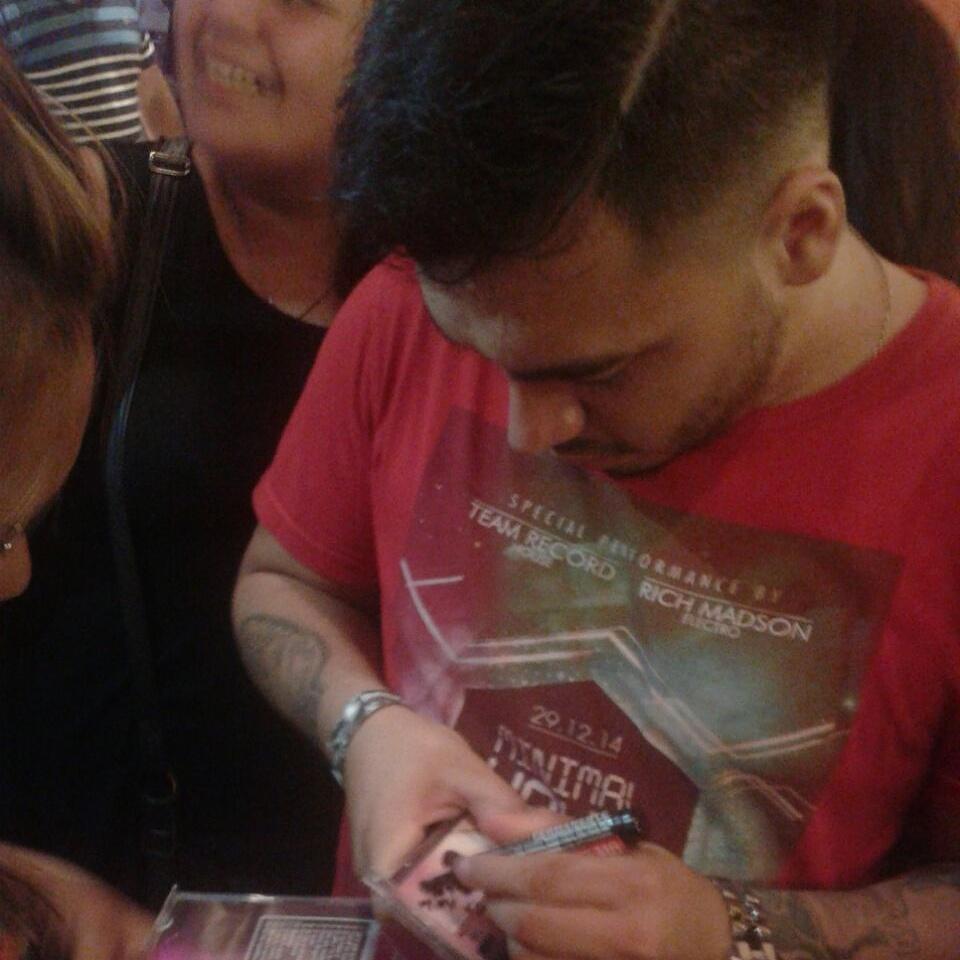 LulaCoronel15's tweet photo. Abaleme de felicidad al ver esto? 
Nico firmandome el cd "Nuevas Historias " anoche en el City Center Rosario https://t.co/0pIyytFGOp