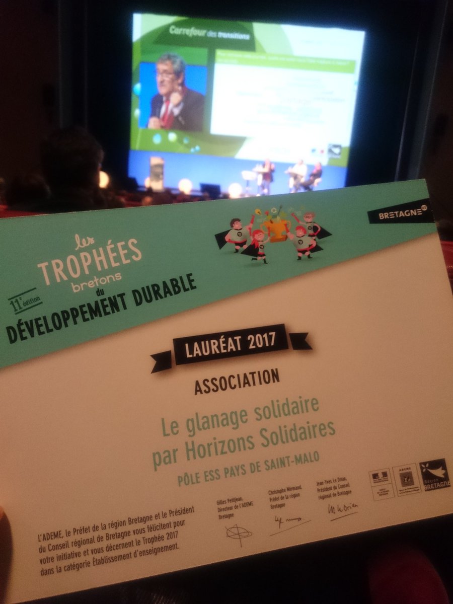 GlanageSolidair's tweet photo. Le Glanage Solidaire récompensé ! Merci les @tropheesddbzh et bravo à tous ! #COPBZH https://t.co/yUpJIQI4zO