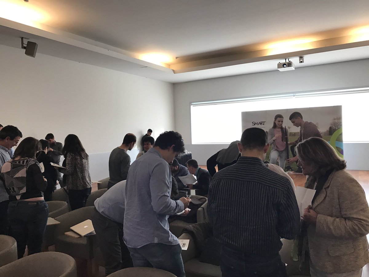 ECasero's tweet photo. Jugamos al #bingo con @laurarosillo en @JornadasMat #aprendizajecolaborativo y aprendemos a generar relaciones de confianza https://t.co/mCwYgu0mcV