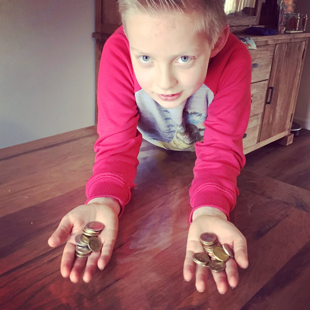 Seriousspel's tweet photo. We wachten niet af. Nu al voor @Giro555 een goeie actie: moppenboekjes verkopen! https://t.co/V9KGJ2IuYn
