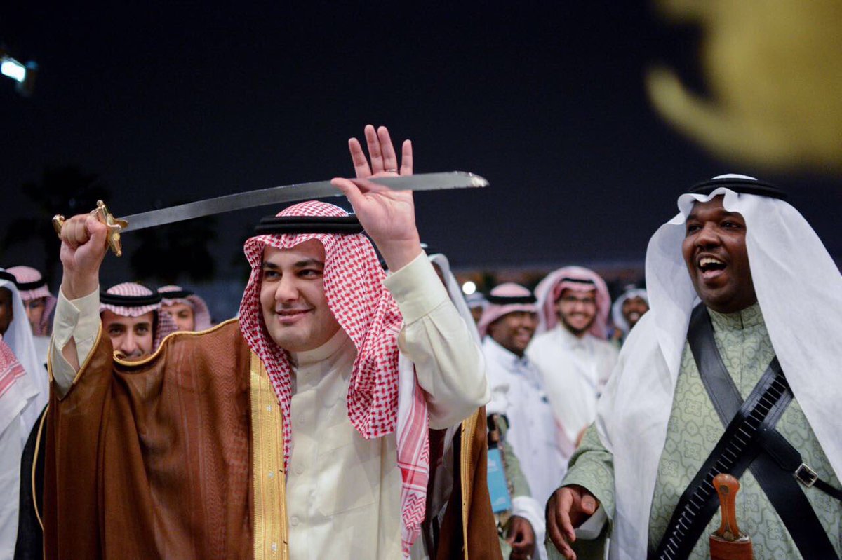 NwalAlali's tweet photo. @AdelAlToraifi
٢/ لديك مشكلة في رخاوة العضلات ويبدو انها مشكلة منذ الطفولة وهذه تظهر في طريقة تحريك يديك وطريقة إمساكك بالأشياء بشكل كالمهرج https://t.co/qeMGdA3nik