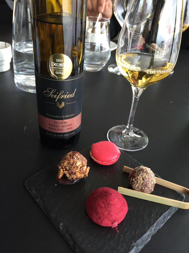 oriordan_marie's tweet photo. #spiseriet #stavanger @engelstad @SeifriedEstate #sweetagnes #riesling with chocolate & macaroon #yum @nzwineeurope https://t.co/Il5iD1XW7t