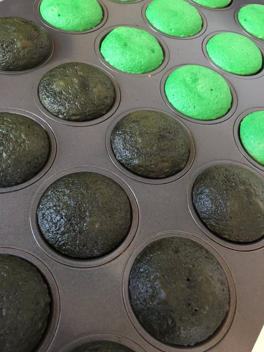 ByteMePGH's tweet photo. It's #StPatricksDay season. Of course we have the perfect cupcakes for the occasion. 🍀 https://t.co/VNgA2yR9WP
