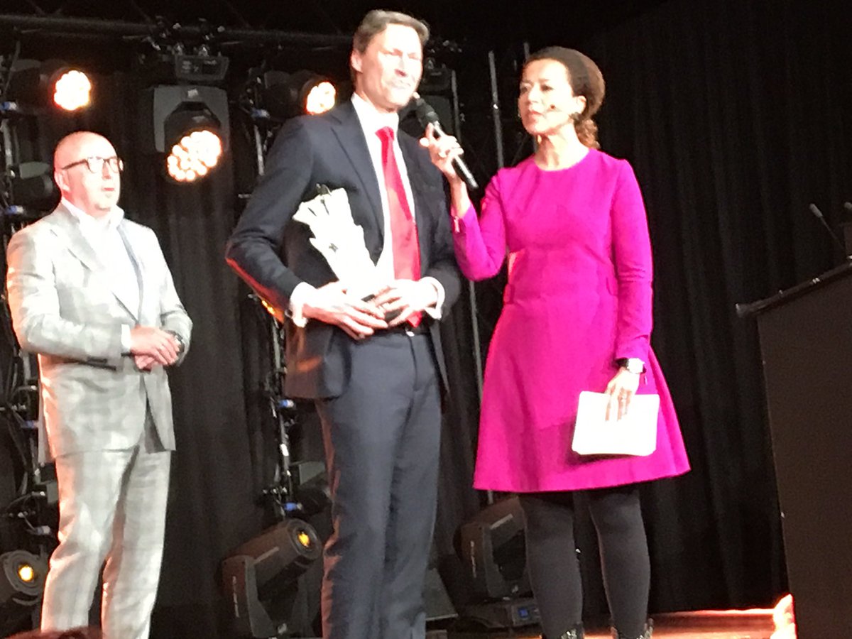 barthoboer's tweet photo. Hans Peters van @NS_online gekozen tot Commercieel Directeur van het Jaar! Geweldig!!! π₯ππ#salesevent2017 https://t.co/7SkpICJegM