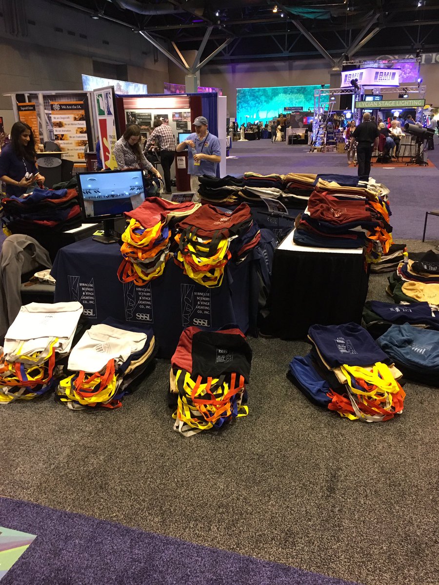 AutomaticDevice's tweet photo. #usitt2017 #syracusescenery the bags are waiting for the doors to open! https://t.co/9aG8hMr9kj
