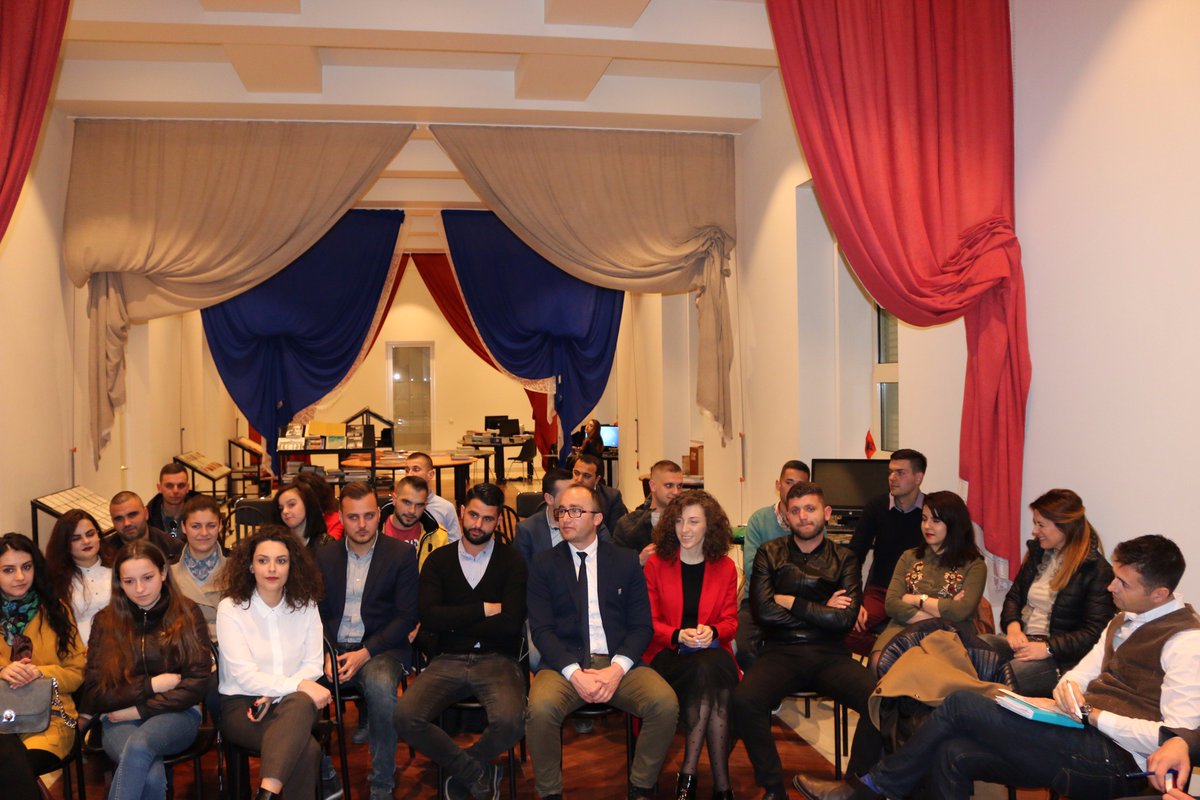 bledicuci's tweet photo. Dje,diskutim interesant me studentë nga Gjirokastra,mbi projektet e vizionin e tyre për qytetin që i mirëpret me përfundimin e studimeve! https://t.co/ZtgU8iCHr7