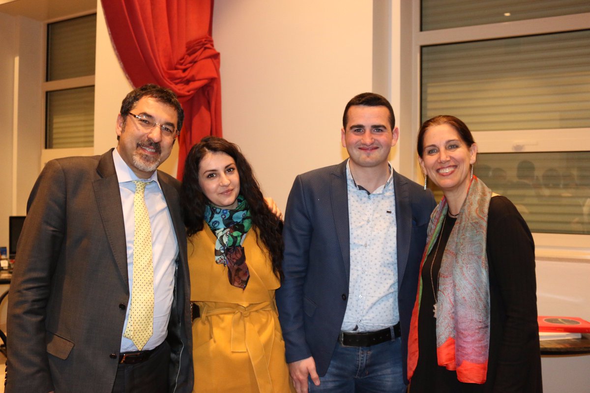 bledicuci's tweet photo. Dje,diskutim interesant me studentë nga Gjirokastra,mbi projektet e vizionin e tyre për qytetin që i mirëpret me përfundimin e studimeve! https://t.co/ZtgU8iCHr7