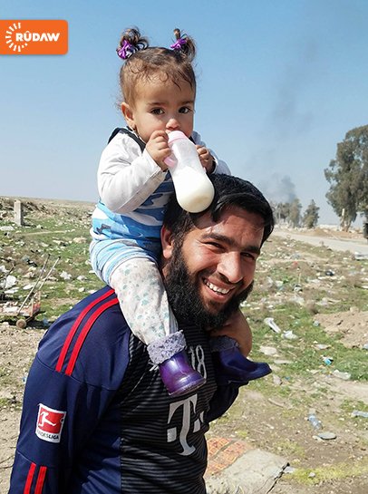 RudawEnglish's tweet photo. Civilians of all ages flee embattled west Mosul neighborhoods https://t.co/ZP3fIVdJbx