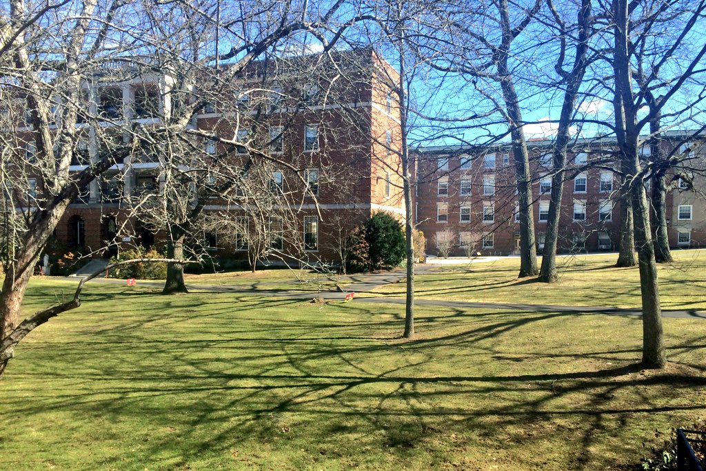 MikeLynch09's tweet photo. .@RegisLife_MA Enjoying a gorgeous (and productive) day on campus! #RegisSpringBreak π https://t.co/or9mqLAtIf
