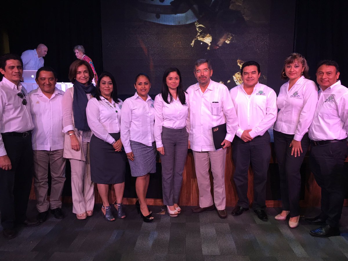 Con el doctor Juan Ramón de la Fuente <a href="/williamhbriceno/">william briceño</a> <a href="/MauZapataB/">Mauricio Zapata</a> <a href="/xochitlbahenal/">xochitl bahena</a> <a href="/jimmypm79/">EDVER JIMMY PECH MIZ</a> <a href="/ramos_enna/">Enna Ramos</a> <a href="/AgendaCAF/">CAF</a>