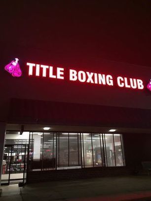 Trainerly's tweet photo. TITLE Boxing Club Schaumburg - it's been years but I still love this place! Thanks Eric for 21 of 30! #fitnessmom https://t.co/Yt2qGPPQE9 https://t.co/qgpOQXkkms